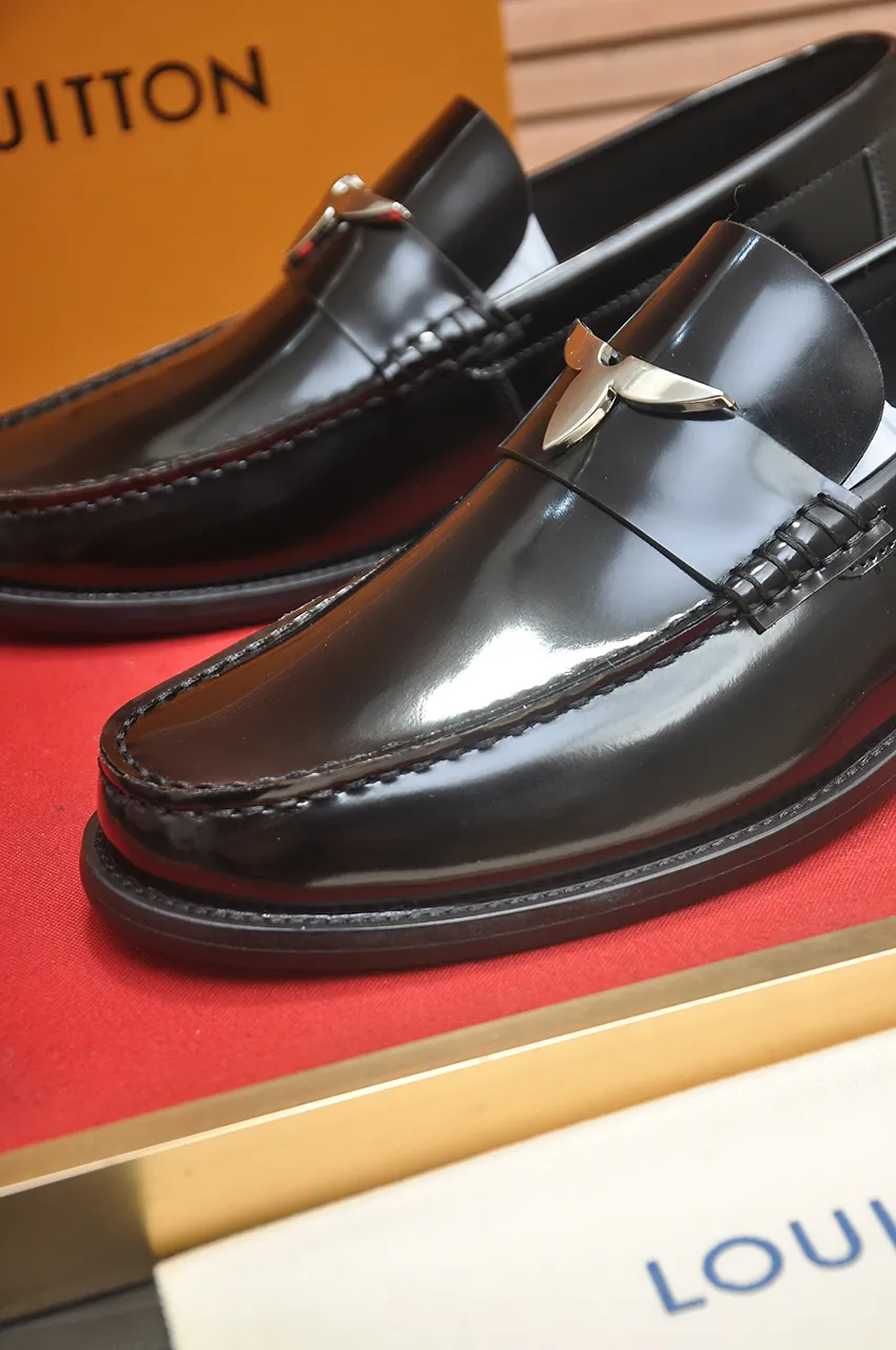 Men's men's shoes 💰560💶 [LV] (original single cowhide lining) 🍀LV's latest genuine leather business suit shoes are launched simultaneously on the official website. The first-layer cowhide imported from Italy is made of heavy gold, 💥1:1 rubber outsole from the official website. Versatile to wear, high-end without losing class, and the color combination is extraordinary. This four-season style is alluring when worn on your feet, showing off your big-name flair. Standard code 38-44 (45 customized)